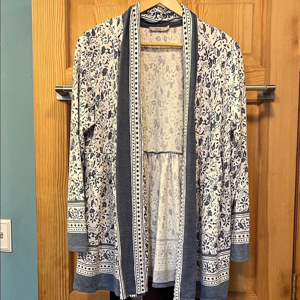 Dalia Navy and White Floral Buttonless Cardigan SzXL